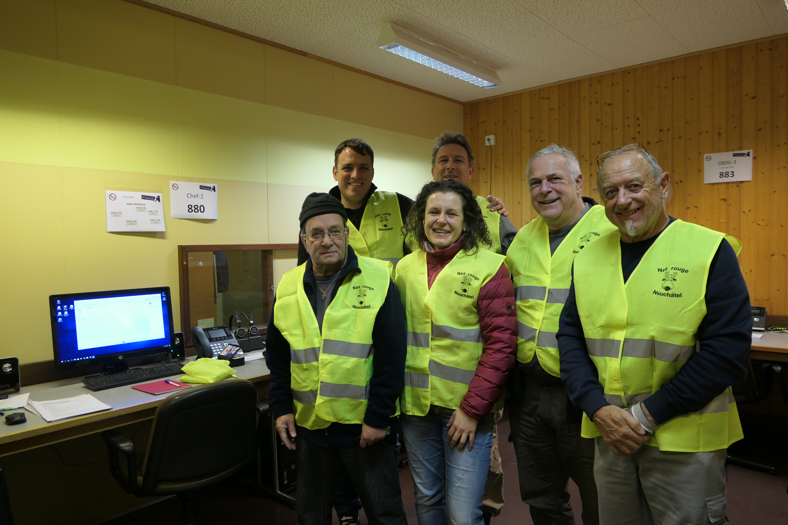 Les membres du comité d'organisation de Nez Rouge Dans le local, à Cortaillod, où est installée la centrale technique, centre névralgique de l'opération. Photo: Nadja Hofmann